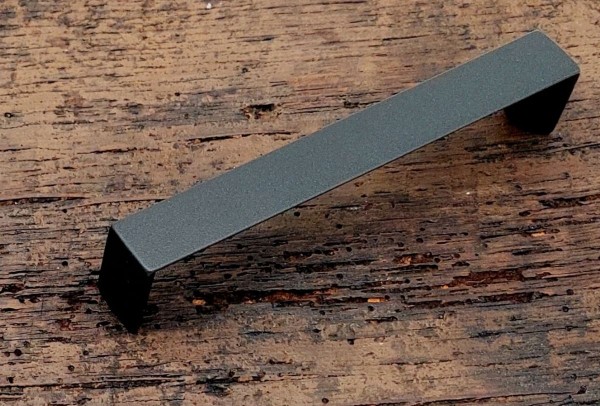 Möbelgriff schwarz 128 mm Bohrabstand